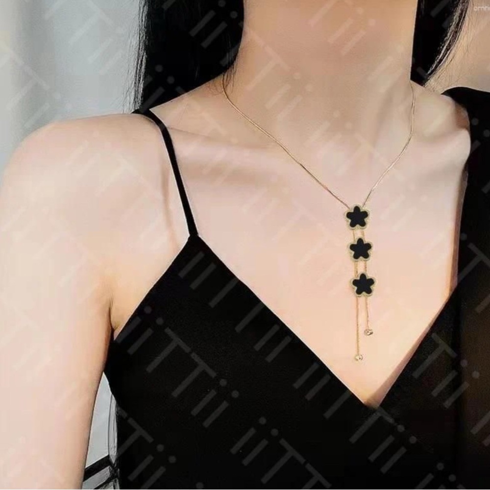 NWT CLOVER NECKLACE 18k GOLD PLATED